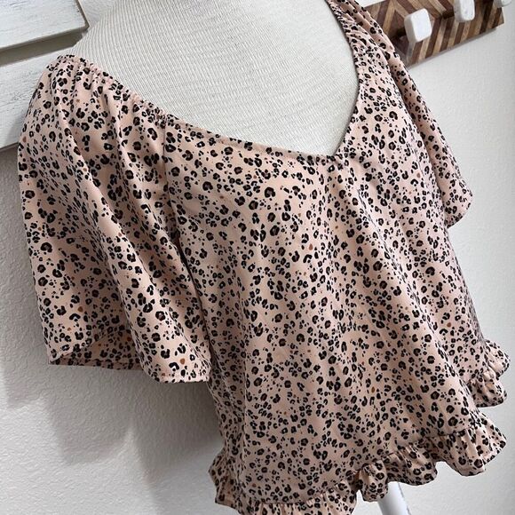 Saltwater Luxe tan and black leopard crop top with ruffle bottom v neck medium - Picture 10 of 10